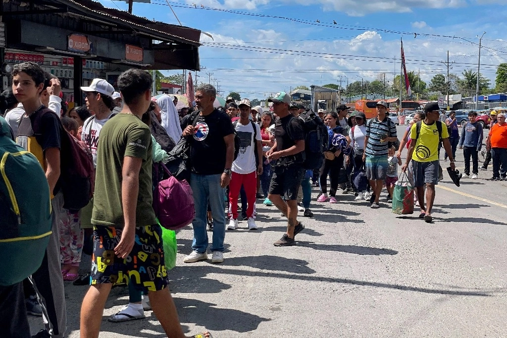 Migrantes cruzan Paso Canoas, frontera entre Panamá y Costa Rica, el 11 de febrero de 2025. Foto Afp