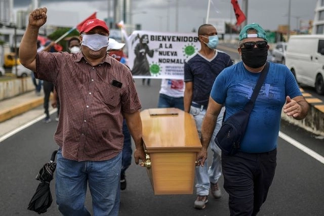 Sindicatos en Panamá protestan contra las medidas de reapertura económica adoptadas por el gobierno. Foto Afp  