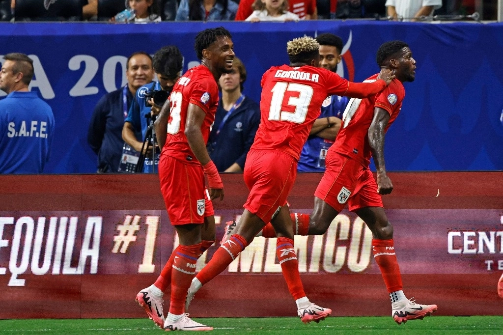 El delantero panameño #17 José Fajardo (R) celebra marcar el segundo gol de su equipo durante el partido de fútbol del grupo C del torneo Copa América Conmebol 2024 entre Panamá y Estados Unidos en el estadio Mercedes Benz de Atlanta, Georgia, el 27 de junio de 2024. Foto Afp