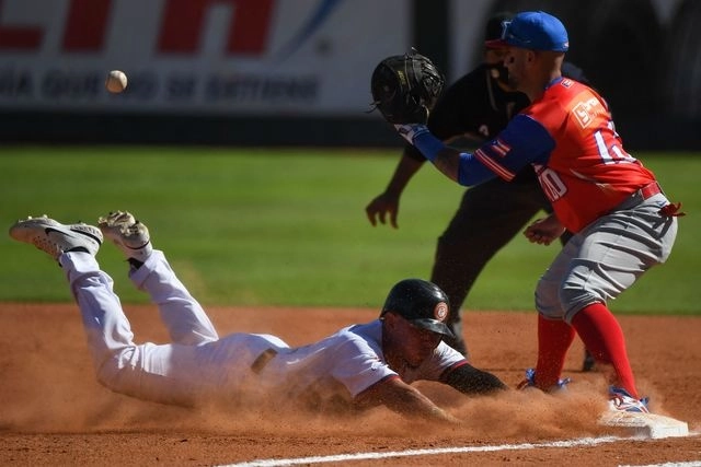 Un hit del intermedista Edgar Muñoz decidió en el noveno inning la victoria 3x2 de Astronautas de Los Santos, de Panamá, ante Criollos de Caguas, de Puerto Rico, en el primer juego de la Serie del Caribe de 2022. Foto Afp