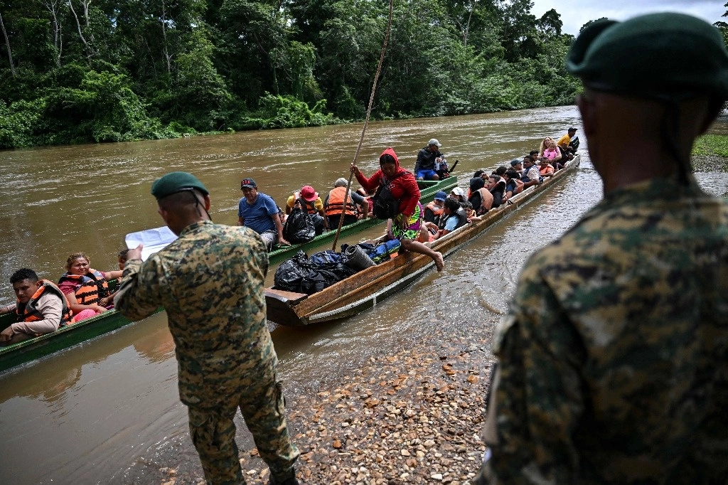 Grupo de migrantes arriva al Centro de Recepción para el Cuidado de Migrantes, en la provincia selvática del Darién. Foto Afp     