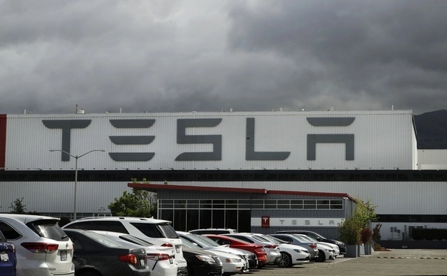 Panasonic Corp vendió su participación en el fabricante de automóviles eléctricos Tesla Inc por unos 400 mil millones de yenes (tres mil 610 millones de dólares) en el año que finalizó en marzo. Foto Ap / Archivo