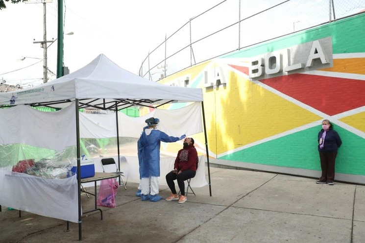 Brigadas médicas realizan pruebas de detección de Covid-19 afuera del Mercado de la Bola, en la colonia Ajusco, alcaldía Coyoacán, Ciudad de México, el 28 de julio de 2020. Foto Luis Castillo