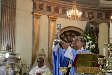 Carlos Garfias oficiando misa en imagen de archivo.