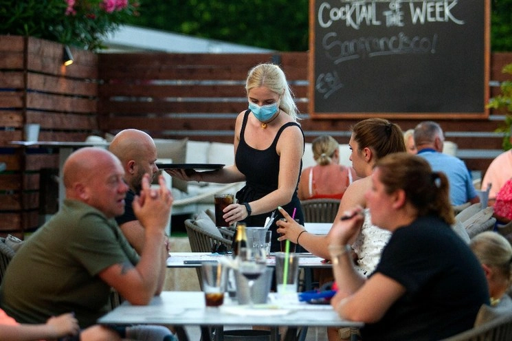 Turistas en un restaurante de Palmanova, en la isla española de Mallorca,  el 27 de julio de 2020. Foto Afp