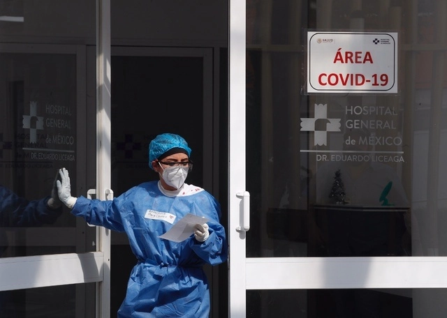 Trabajadora de la salud en el área Covid-19 del Hospital General de México. Foto Cristina Rodríguez / Archivo
