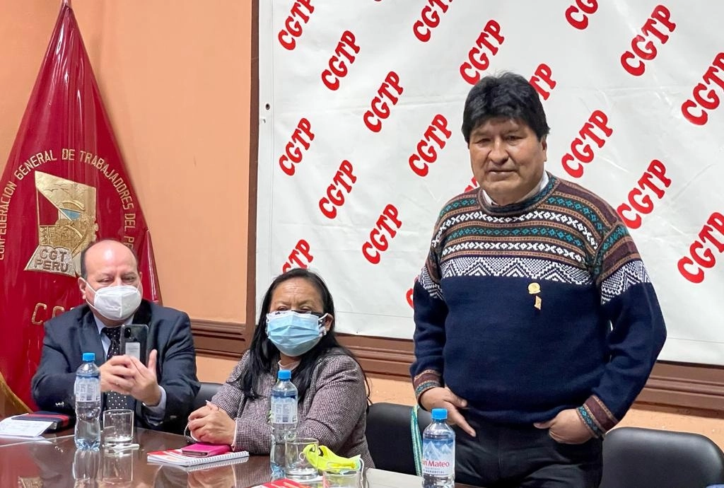 Evo Morales (derecha) se reunió en Lima con la Confederación General de Trabajadores del Perú- CGTP. Foto Tomada del Twitter @evoespueblo
