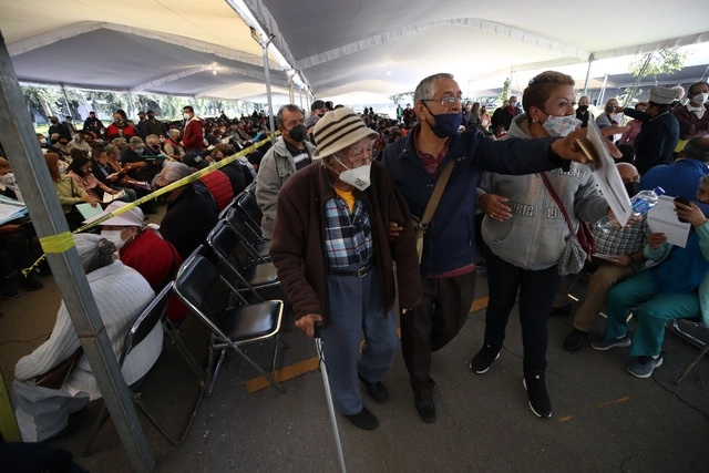 Jornada de vacunación para adultos mayores en la alcaldía Azcapotzalco. Foto Yazmín Ortega