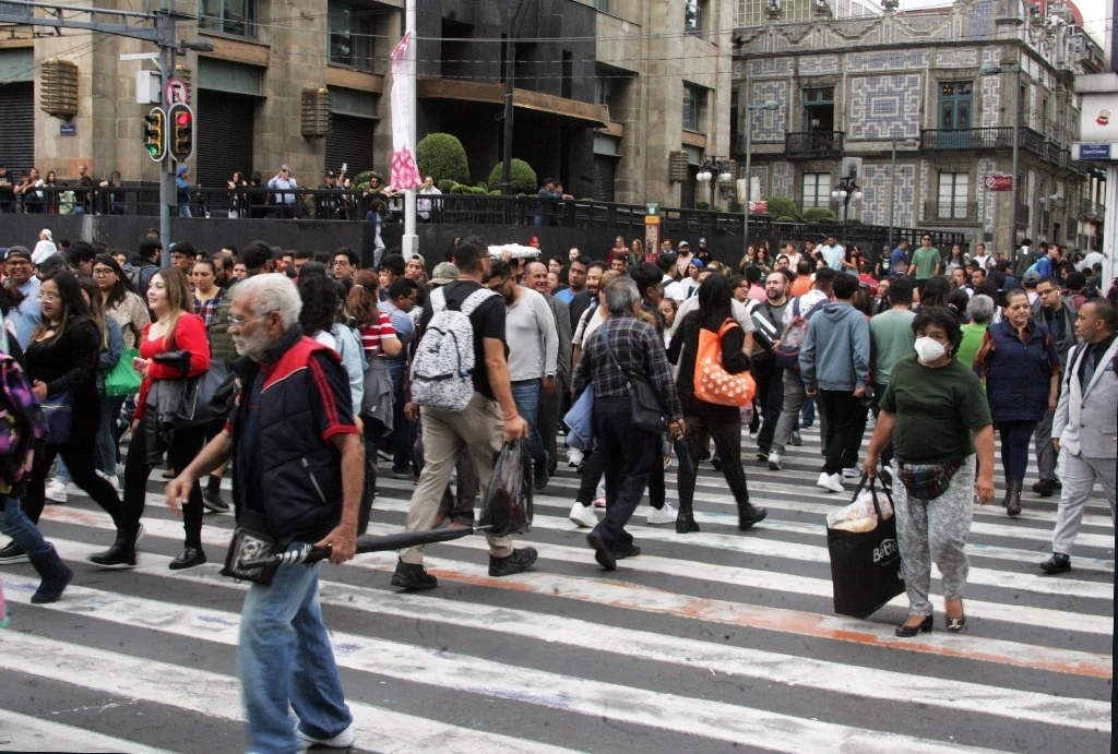 Trafico de gente en el cruce de Av. Madero y el Eje Central de la Ciudad de México, el 14 de mayo de 2024. Roberto García Rivas / La Jornada