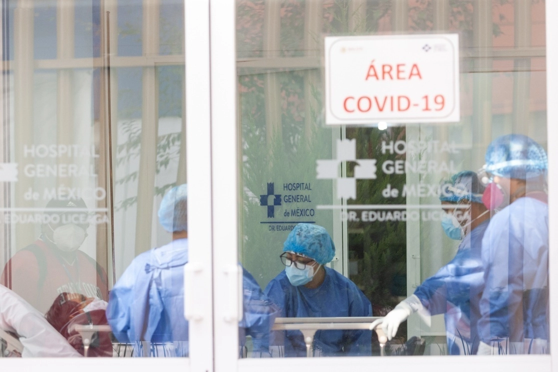 Médicos atienden a un paciente con covid-19 en el Hospital General de México, en la capital del país. Foto Pablo Ramos / archivo