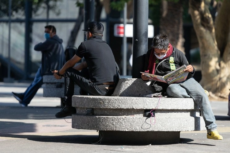 La OIT señaló que desde el inicio de la pandemia por Covid-19 una de cada seis menores de 29 años ha dejado de laborar. Foto LA JORNADA/Pablo Ramos