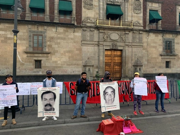 Familiares de desaparecidos protestan frente a Palacio Nacional por falta de respuesta sobre sus casos, el 3 de junio de 2020. Foto Alfredo Domínguez