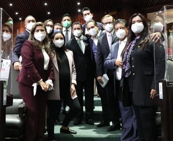 Diputadas, diputados, así como senadoras y senadores del PVEM durante la Sesión de Congreso General. Foto tomada de la cuenta de Twitter @DiputadosVerdes
