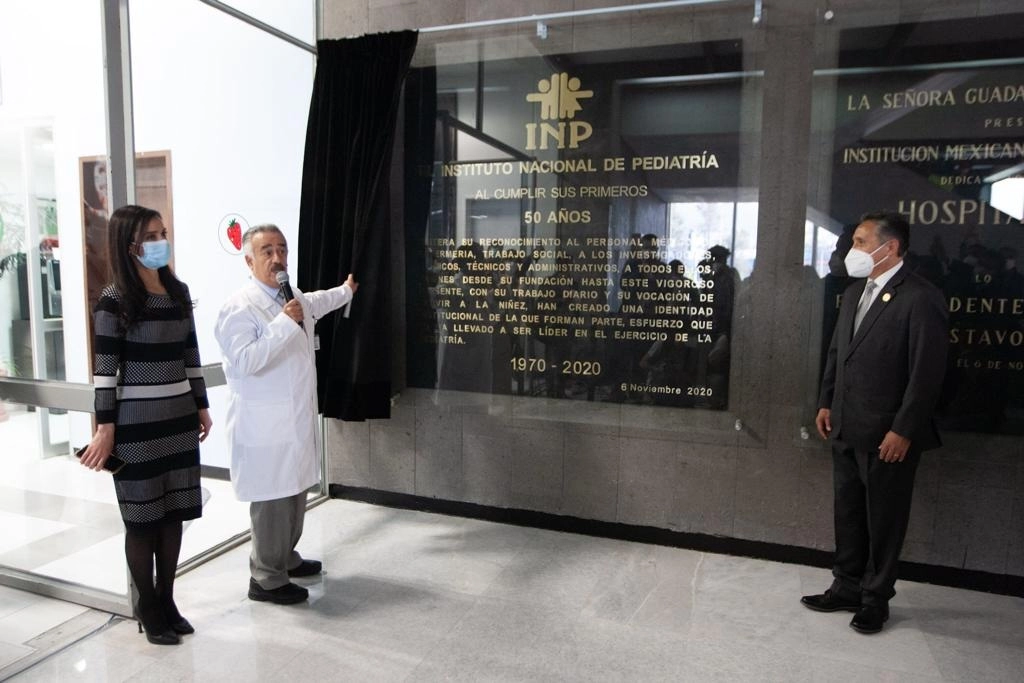 El director del Instituto Nacional de Pediatría, el doctor Alejandro Serrano Sierra, encabezó la ceremonia por el 50 aniversario del nosocomio, en la Ciudad de México. Foto Pablo Ramos