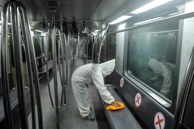 Sanitización de un vagón de metro en Calcuta, India. Foto Afp 