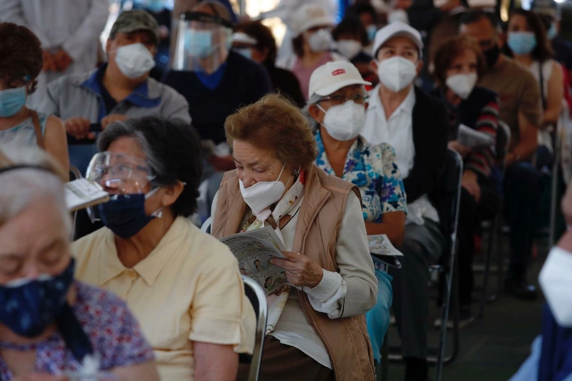 Personas adultas mayores esperan ser vacunadas contra Covid-19 en el módulo instalado en la preparatoria 5 de la UNAM. Foto Cristina Rodríguez