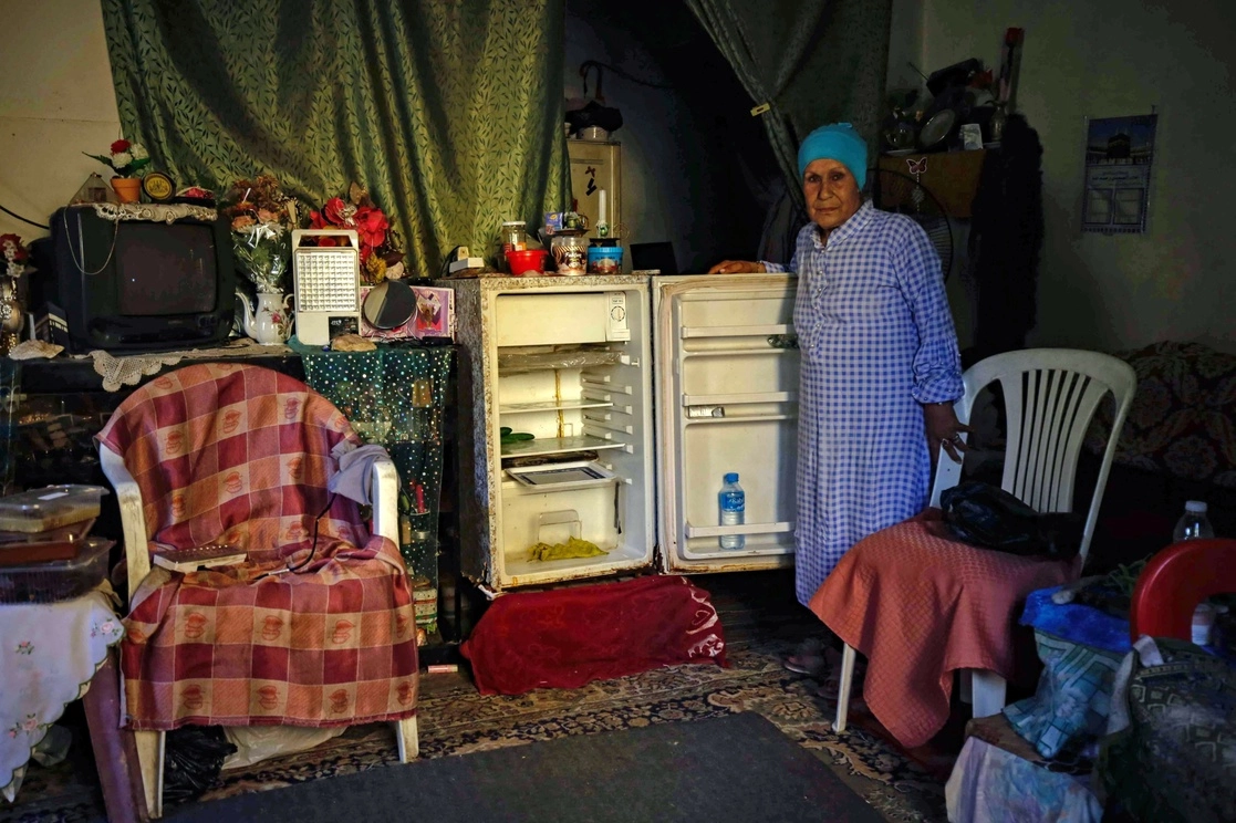 Una mujer en medio oriente (Líbano) muestra su refrigerador sin alimentos. Foto Afp