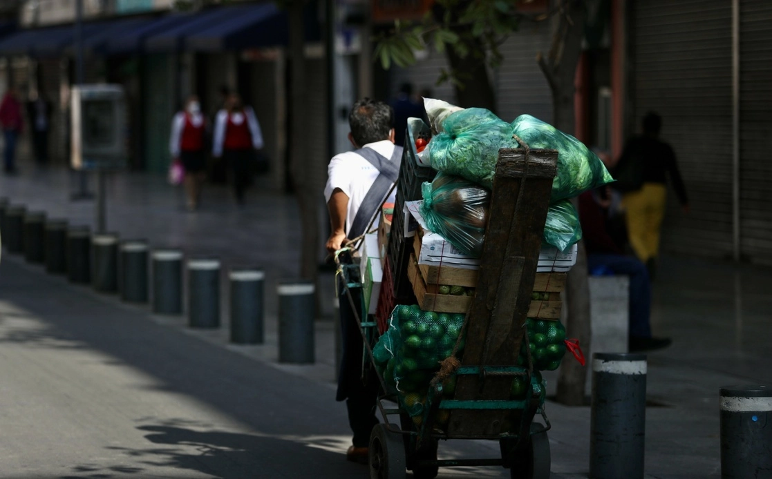 Un hombre transporta frutas y verduras para su venta en el Centro Histórico de la Ciudad de México, el 1 de junio de 2021. Foto Yazmín Ortega Cortés