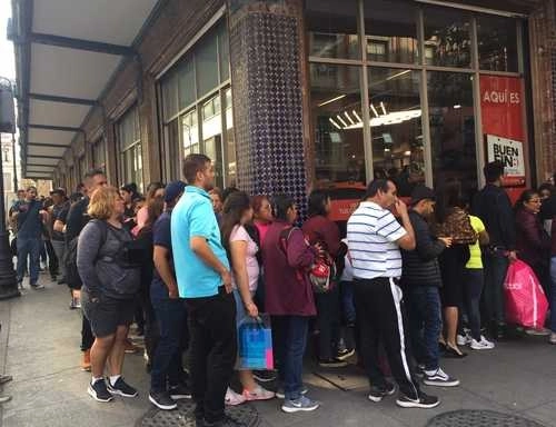 Ciudadanos realizan fila para poder ingresar a un comercio durante el Buen Fin de 2019. Foto Guillermo Sologuren / Archivo