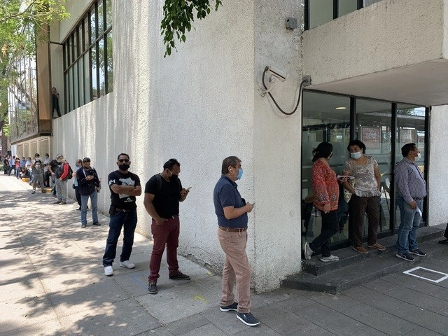 Especialistas han explicado que ante la menor movilidad de la sociedad, cada vez que una persona acude al cajero automático a retirar dinero dispone más de lo normal con el propósito de ir lo menos posible. Foto José Antonio López / Archivo