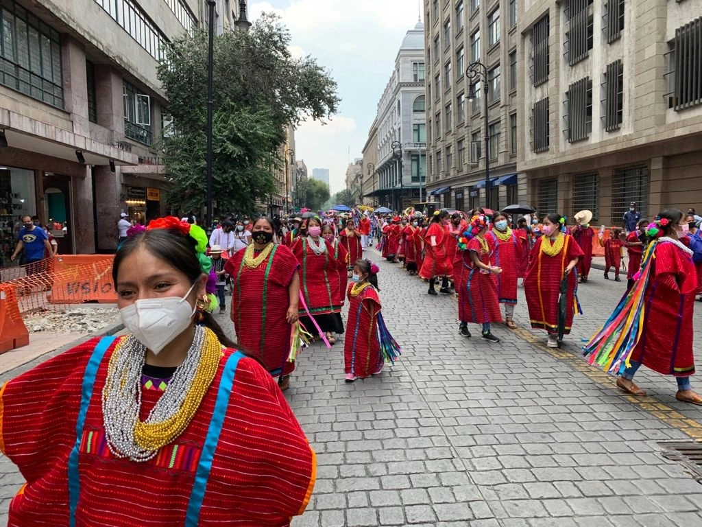 Integrantes de comunidades indígenas marchan en calles del Centro Histórico para festejar el Día Internacional de los Pueblos Indígenas, en la Ciudad de México, el 9 de agosto de 2021. Foto María Luisa Severiano