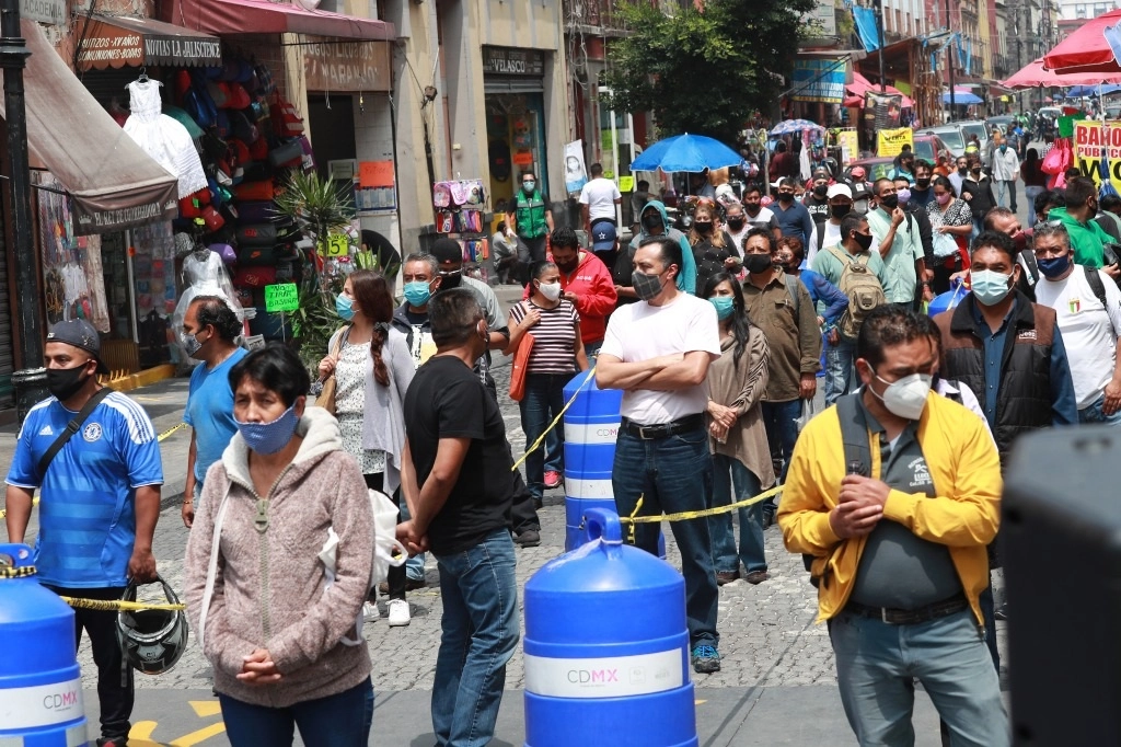 Decenas de personas transitan a través de las calles comerciales del Centro Histórico de la CDMX. Foto María Luisa Severiano