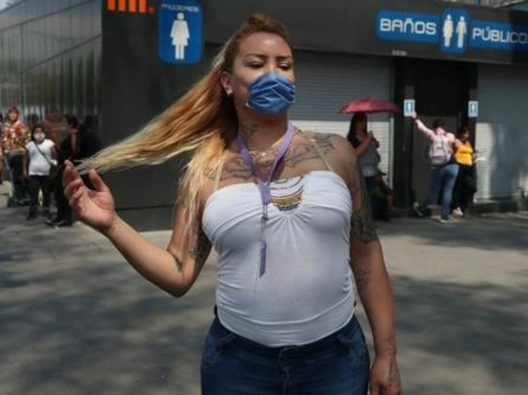 Los ingresos de las jóvenes bajaron 80 por ciento y de las adultas 95 por ciento. En la imagen, una trabajadora sexual que recibe apoyo económico por el Gobierno de la CDMX debido a la pandemia. Foto José Antonio López