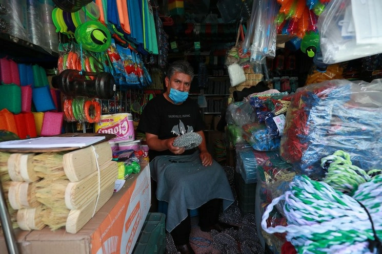 Comerciantes abren sus locales después de seis semanas de permanecer cerrados, en la calle Carretones, en la zona de la Merced. Foto: María Luisa Severiano