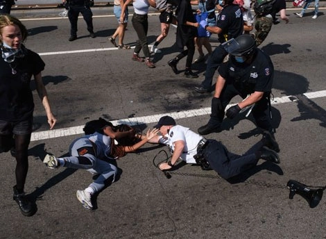 En Nueva York (imagen) hubo protestas de integrantes del movimiento antirracista Black Lives Matter, con saldo de una docena de detenidos y varios agentes lesionados. Foto Ap