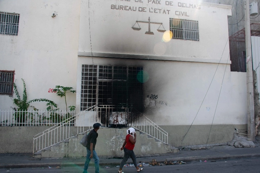 Instalaciones de un tribunal incendiado por bandas armadas, en Puerto Príncipe, Haití, el 6 de marzo de 2024. Foto Afp