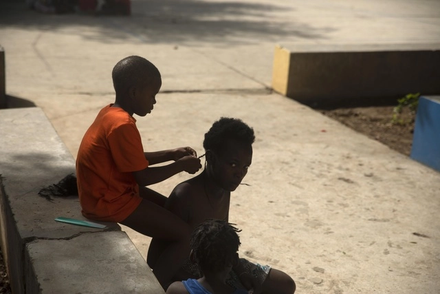 Niños en una escuela convertida en albergue para familias que dejaron su hogar en la Cite Soleil, debido a los enfrentamientos entre pandillas en Puerto Príncipe, Haití. Foto Ap