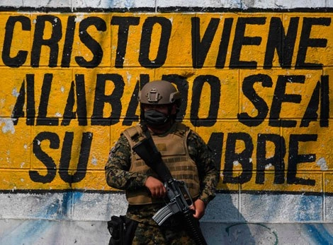 En la imagen, un soldado vigila en San Salvador. Foto Afp