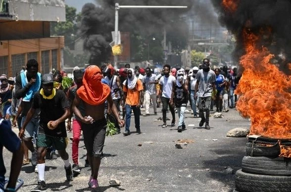 Sin control, las pandillas haitianas han atacado el puerto, escuelas, universidades, comisarías, prisiones, ministerios, sucursales bancarias y almacenes comunitarios. Foto 