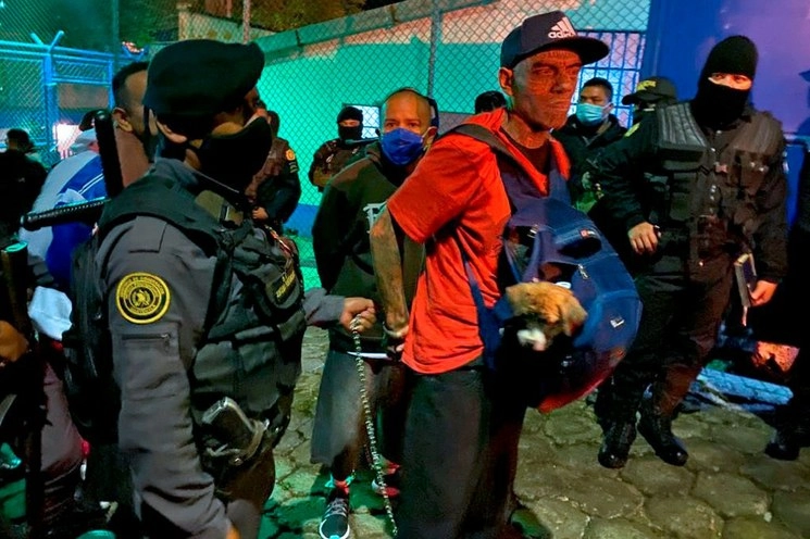 Por la mañana el ministro de Gobernación, Olivero García Rodas, había dicho que no negociarían un acuerdo con los pandilleros. Foto Afp