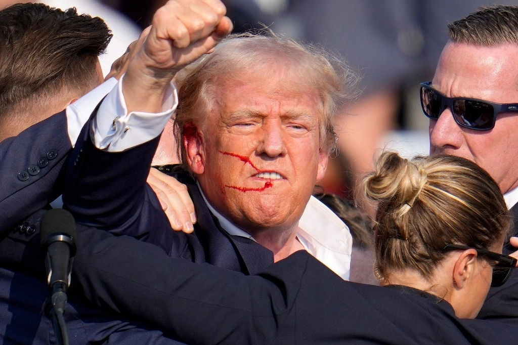 El 13 de julio de 2024 el ex mandatario de EU y candidato presidencial republicano, Donald Trump, fue víctima de un atentado durante un mitin en Butler, Pensilvania. Foto Ap
