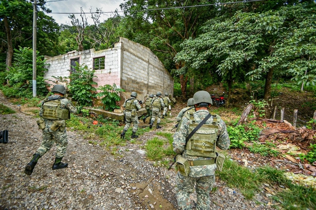 “Es doloroso escuchar los testimonios de las personas, ver a los niños y jóvenes temblando de miedo y enfermándose por vivir experiencias tan traumáticas”, informaron pobladores de Chicomuselo, Chiapas, luego del enfrentamiento entre dos grupos delictivos rivales. En imagen de archivo, elementos del Ejército Mexicano realizan un operativo en la localidad. Foto Cuartoscuro 