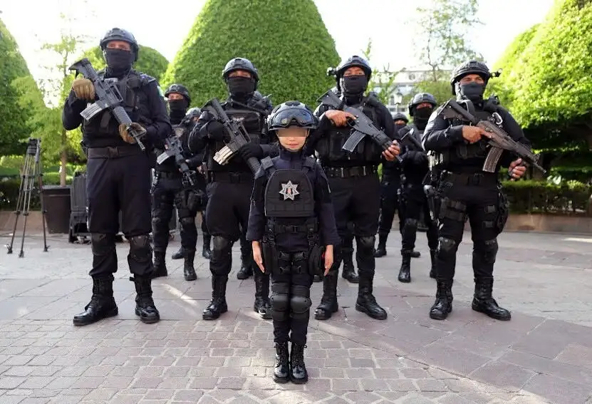 Los gobiernos de Irapuato y León promueven actividades de corporaciones locales de seguridad con imágenes de menores vestidos de policías. Expertos en derechos humanos de la infancia lo consideran un acto político que no establece condiciones para que los niños estén libres de entornos de violencia, como ordena la CIDH. Foto ‘La Jornada’