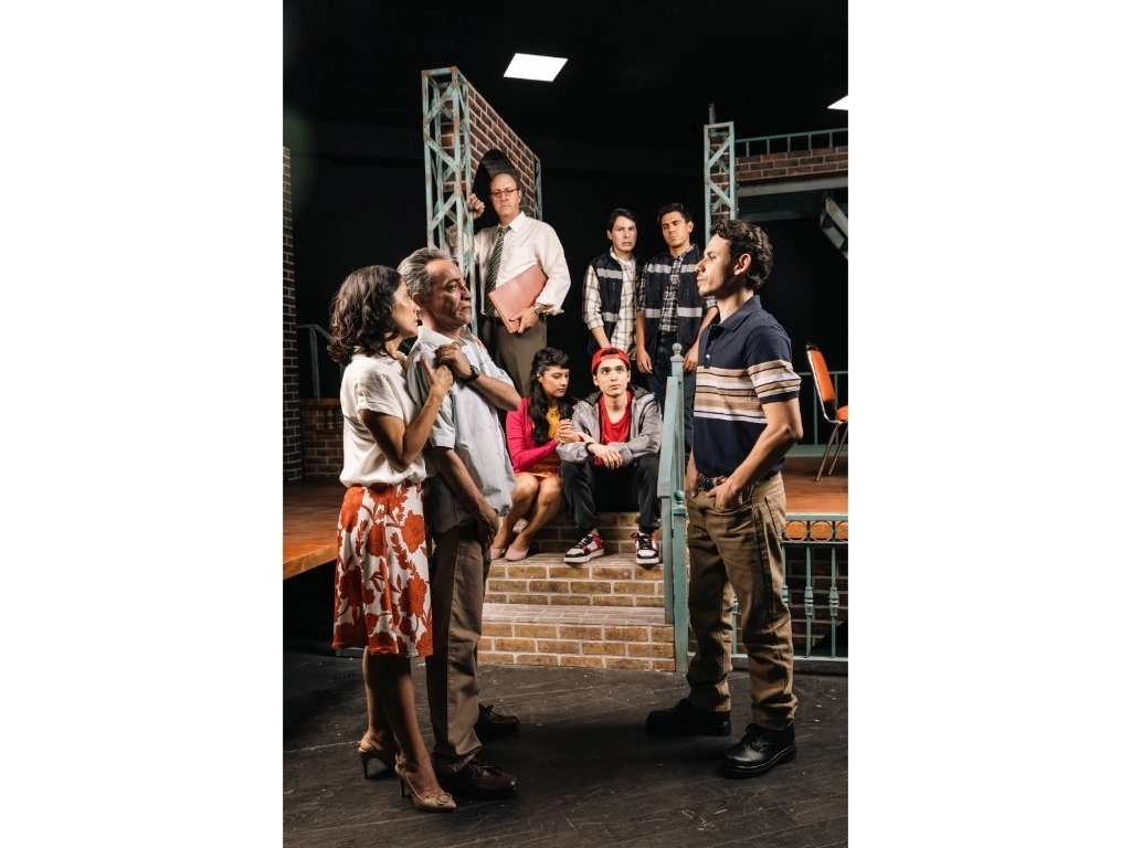 Monserrat Marañón, Roberto Sosa, Rodrigo Murray, Ernesto Rocha, Ricardo Razco, Estephany Hernández, Jonathan Ontiveros y Martín Peralta forman el elenco del montaje que se presenta en el Teatro Helénico. Foto cortesía de la producción 