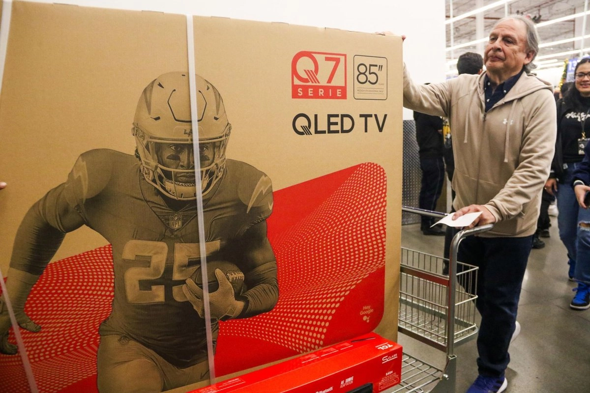 Personas compran principalmente pantallas, celulares y electrodomésticos durante El Buen Fin. Foto