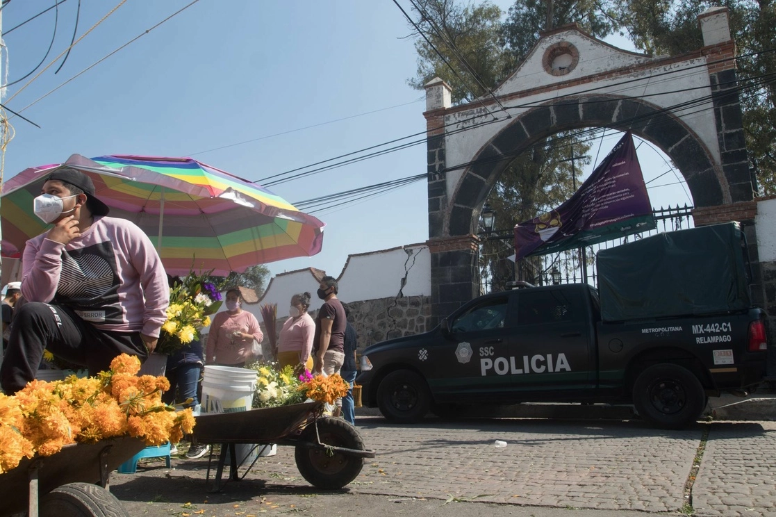En 2020, elementos de la policía resguardaron la entrada para prohibir el paso al panteón de San Andrés Mixquic debido a la pandemia. Foto Cuartoscuro / Archivo