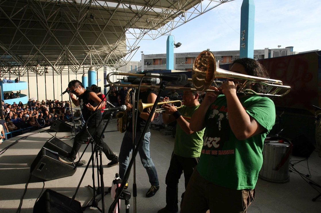 El grupo, durante una actuación en el Centro Femenil de Reinserción Social Santa Martha Acatitla, en 2008. Foto La Jornada
