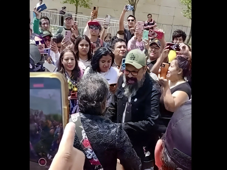 El vocalista Dr. Shenka y el guitarrista Rodrigo Bonilla estuvieron un rato en el inmueble y se echaron un palomazo, el 30 de mayo de 2023. Imagen tomada de un video de Ana Mónica Rodríguez