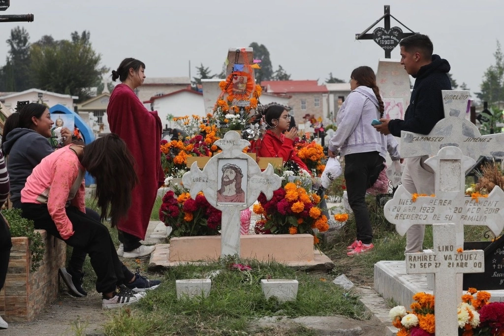 Celebración del Día de muertos en el Panteón San Lorenzo Tezonco, de la alcaldía Iztapalapa, el 2 de noviembre de 2023. Foto Marco Peláez