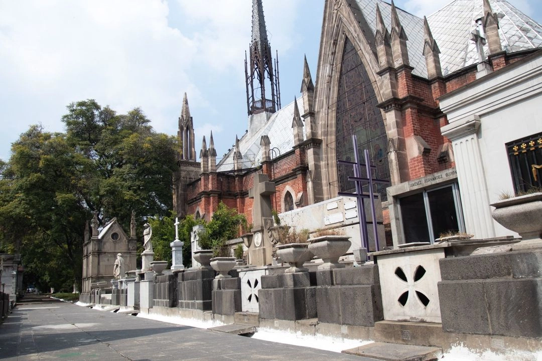 “Hay mucha arquitectura en los panteones. En el francés de la Piedad hay de todos los estilos arquitectónicos, desde neogótico, neoclásico hasta los modernos como art nouveau”.