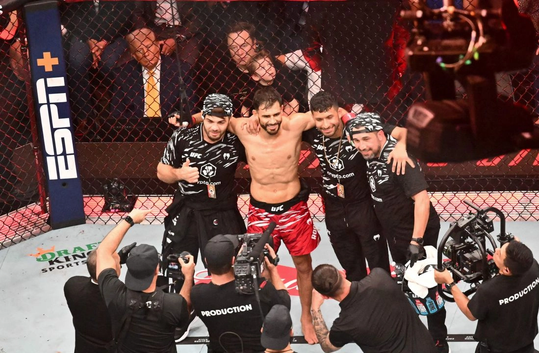 Yair 'Pantera' Rodríguez celebra su triunfo en durante la función de la UFC a la que asistieron el presidente estadunidense Donald Trump y el empresario Elon Musk como invitados especiales.