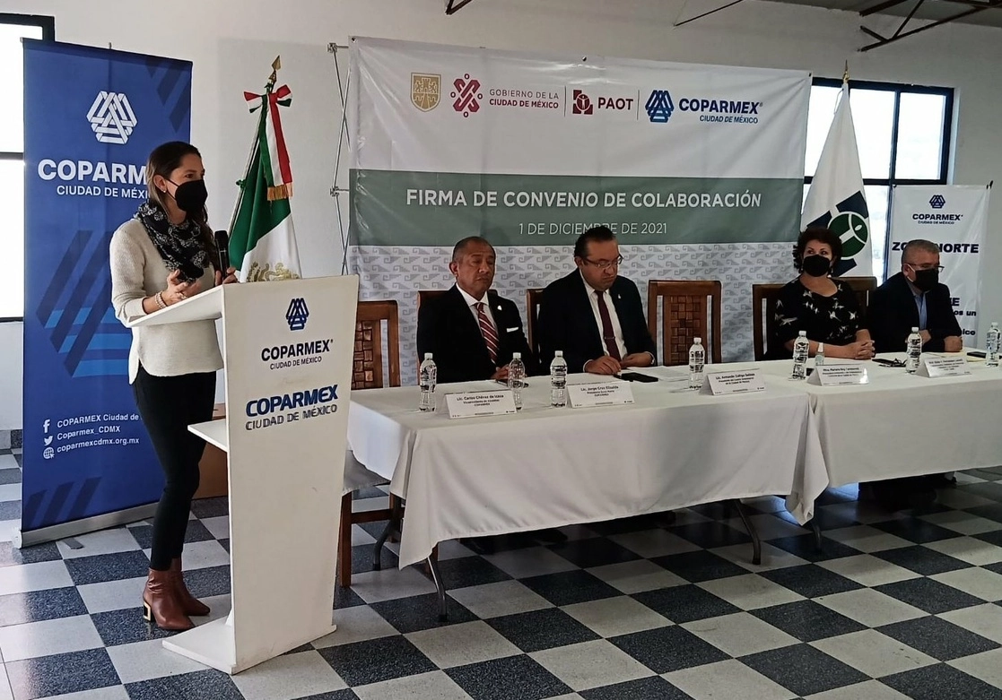 Mariana Boy (de pie), titular de la PAOT, y representantes de Coparmex CDMX, ayer durante la firma de convenio para la reducción de ruido. Foto tomada del Twitter de @PAOTmx
