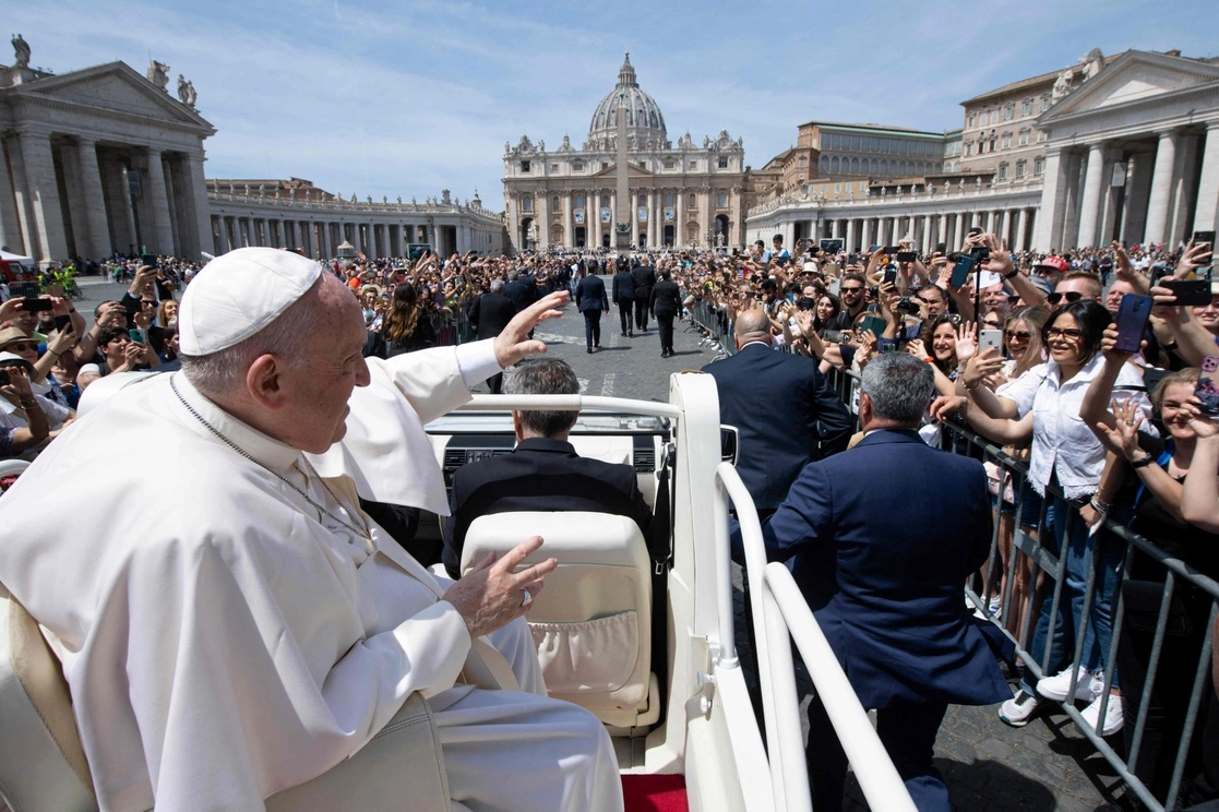 Francisco bendijo ayer a los asistentes a la Plaza de San Pedro desde su ‘papamóvil’, en el Vaticano. Foto Afp 