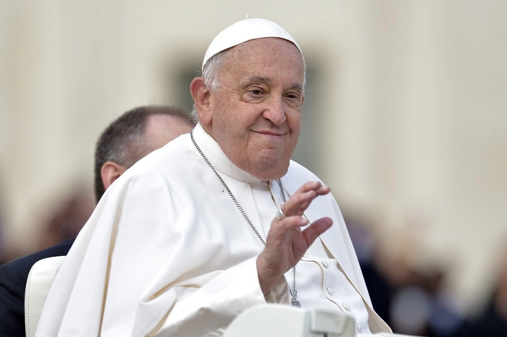 "La noche transcurrió bien, el papa durmió y descansa", afirmó un comunicado del Vaticano, en el undécimo día de su hospitalización, la más larga desde su elección en 2013. Foto Europa Press