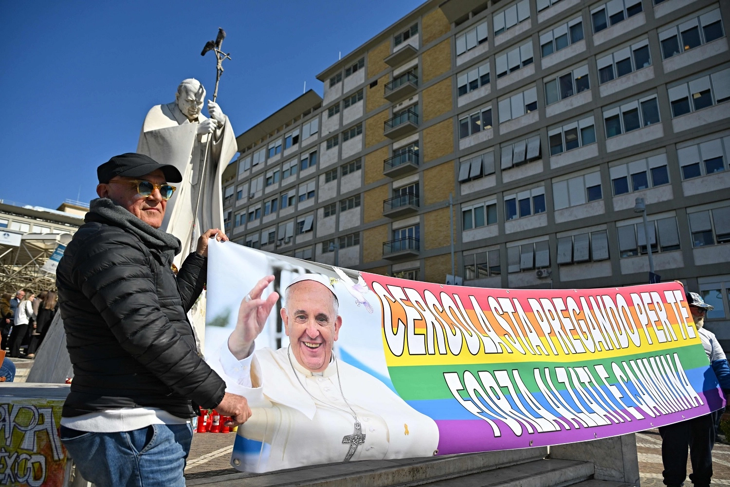 Personas sostienen carteles con mensajes de apoyo al papa Francisco en las inmediaciones del hospital Gemelli, donde el pontífice se encuentra hospitalizados desde hace tres semanas, en Roma Italia, el 6 de marzo de 2025. Foto  