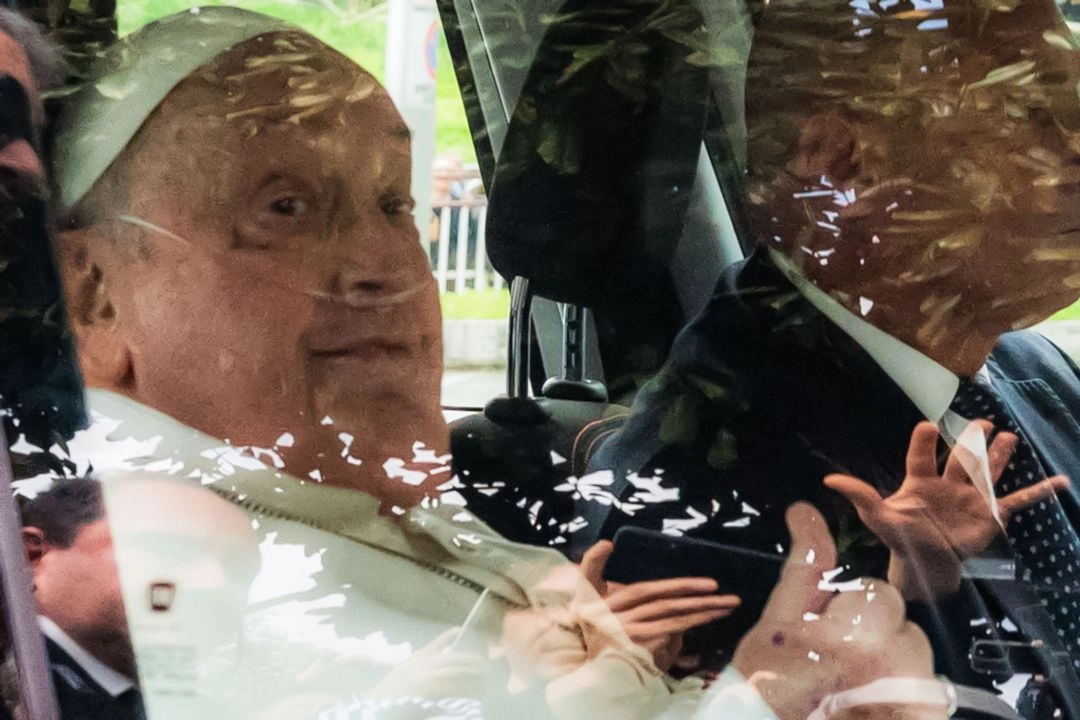 El papa Francisco a su salida del hospital Gemelli de Roma, Italia, el 23 de marzo de 2025. Foto